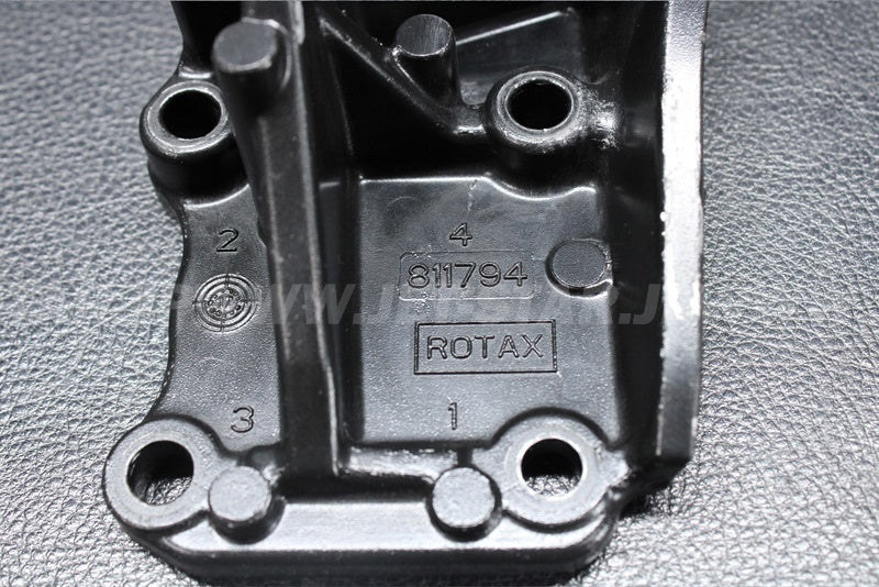 Used 420811794 FRONT ENGINE BRACKET [X2207-31]